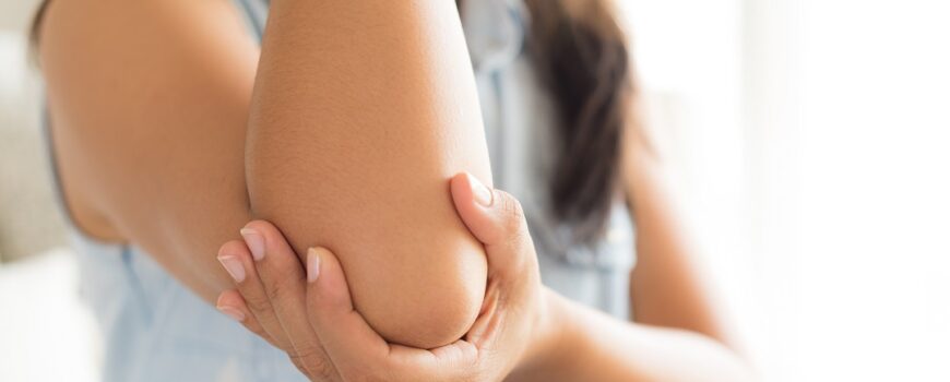 How does rheumatoid arthritis affect the elbow?